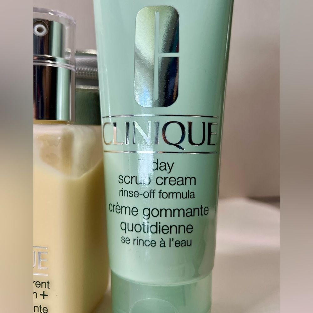 Clinique Skincare 3 pc Set + Cosmetic Bag. Full size items. Retail $113 - Picture 4 of 10